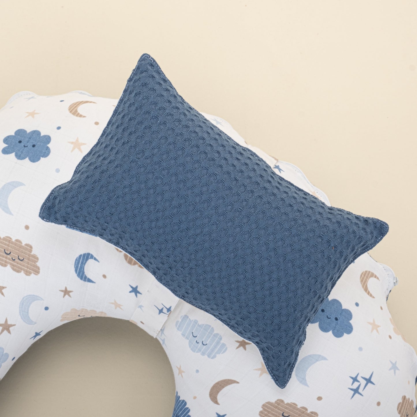 Double Sided Breastfeeding Pillow - Koyu İndigo Petek - Mavi Bulut