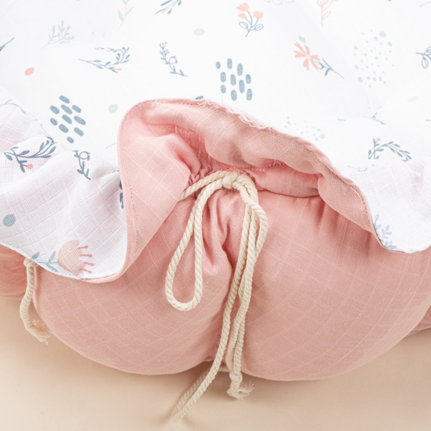 Round Babynest - Çift Taraflı - Pembe Muslin - Yeşil Çiçekler